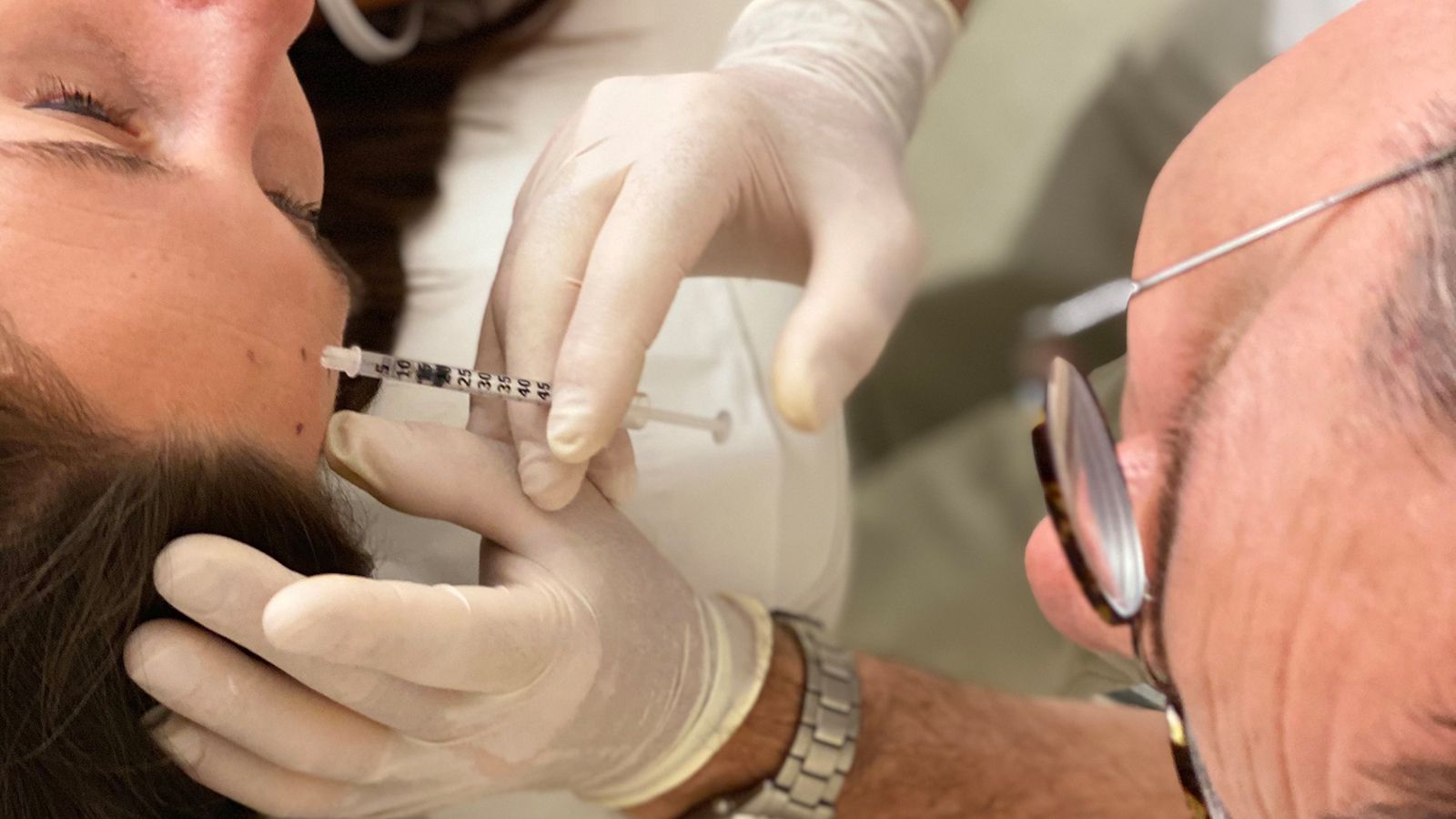 Pendant une séance d'injection d'acide hyaluronique